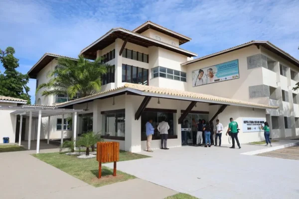 FESF-SUS abre seleção na Bahia com salários de até R$ 12,6 mil: destaque para Análises Clínicas